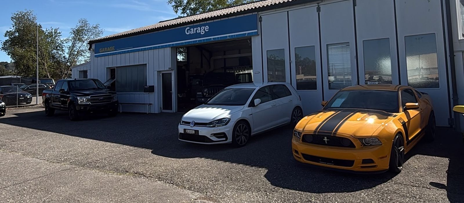 Aussenansicht der Garage Spring Automobile in Hegnau mit Fahrzeugen vor dem Eingang